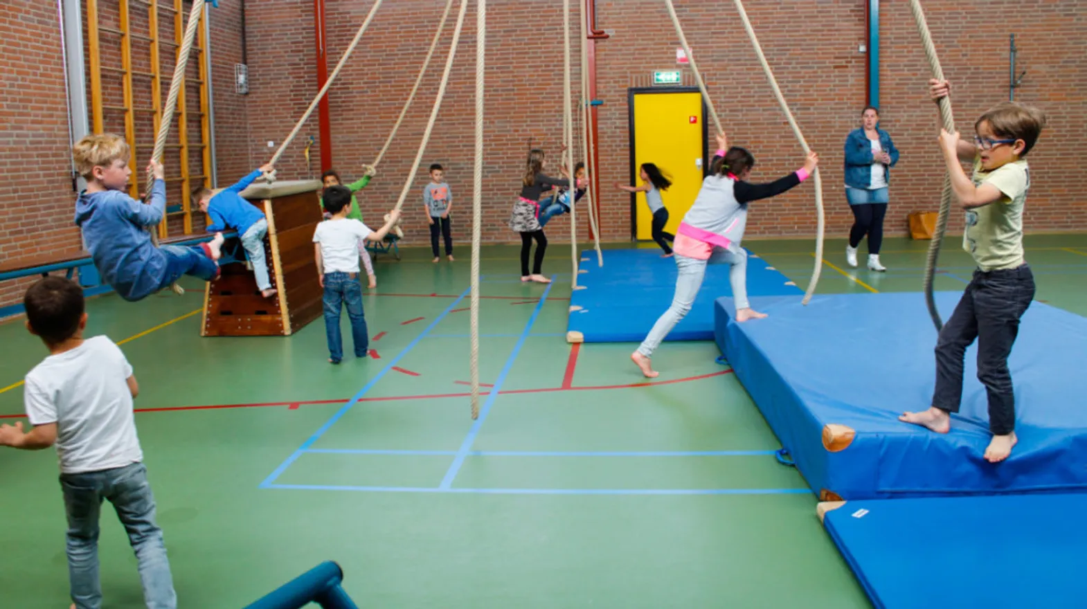 Kinderen doen mee met een gymles bij buitenschoolse opvang Bever van kinderopvang Kind&co Ludens