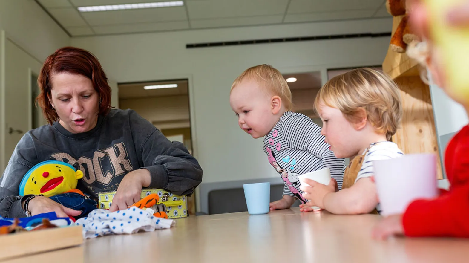 In de groepsruimte samen aan tafel met Uk en Puk bij Kinderdagverblijf Baarn Twinkel van kinderopvang Kind&co ludens
