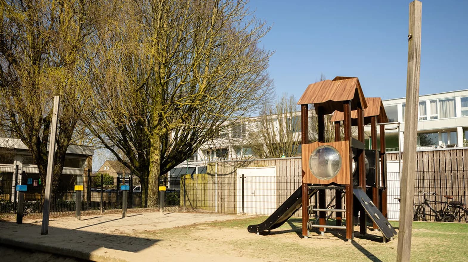 Buitenruimte met speelhuisje bij Peuteropvang De Meern van kinderopvang Kind&co ludens