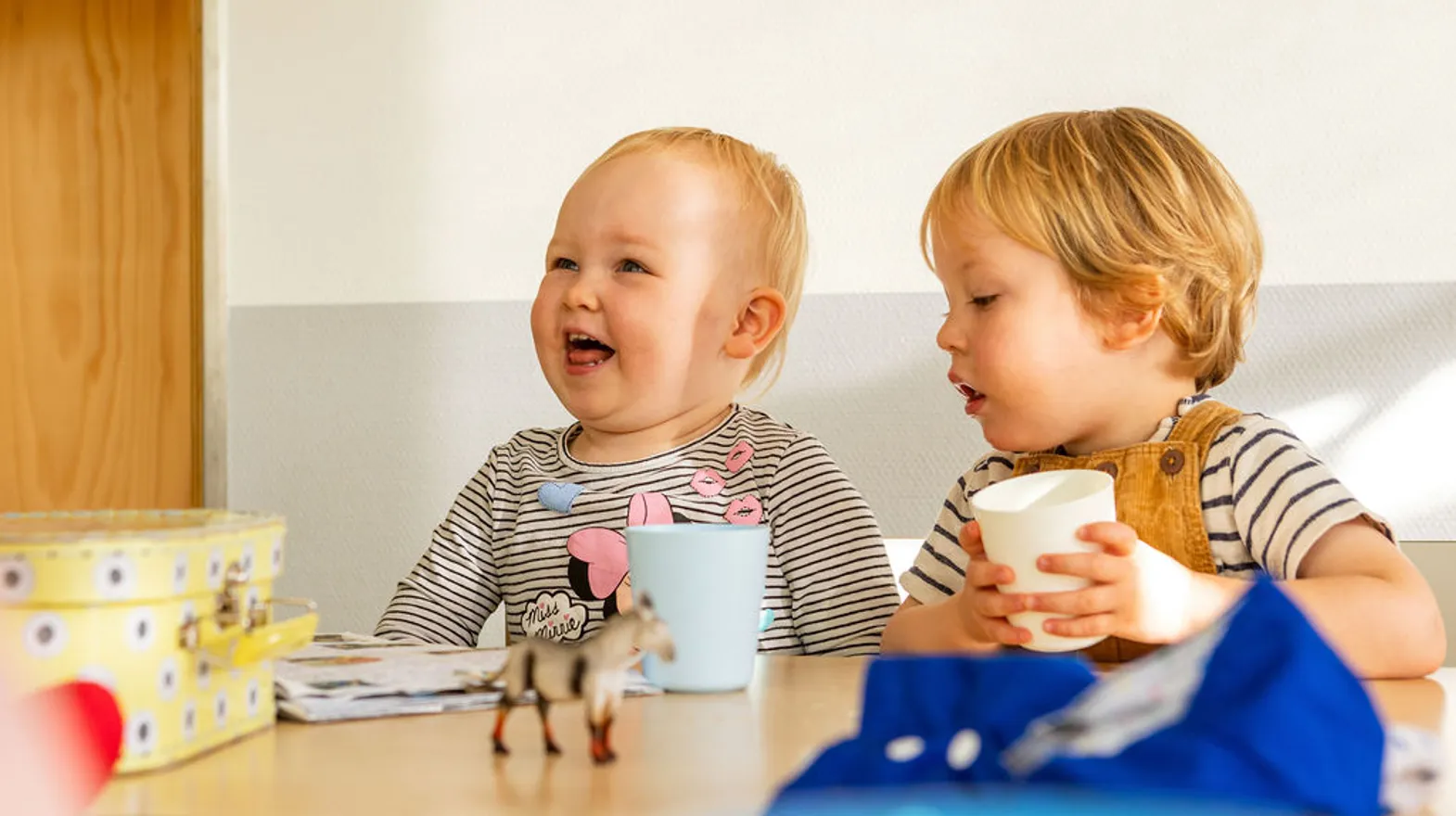 Samen drinken aan tafel in de groepsruimte bij Kinderdagverblijf Baarn Twinkel van kinderopvang Kind&co ludens