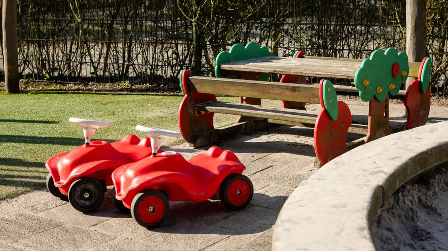 Buitenruimte met zitje bij Kinderdagverblijf De Meern Jojo van kinderopvang Kind&co ludens