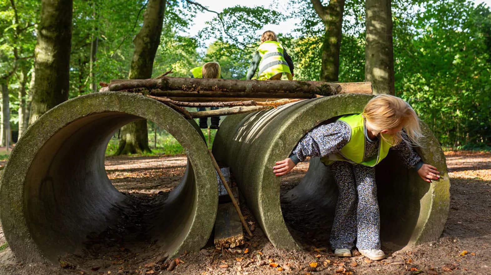 Kinderen buiten in het bos aan het spelen bij BSO Scouts Baarn van kinderopvang Kind&co ludens