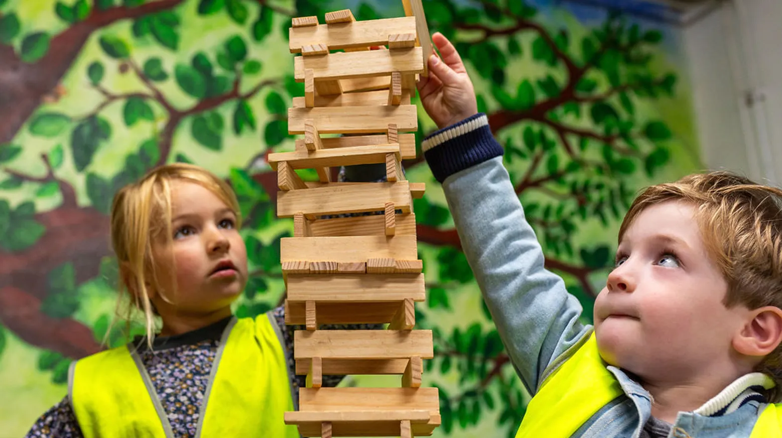 Kinderen spelen samen een spel bij BSO Scouts Baarn van kinderopvang Kind&co ludens