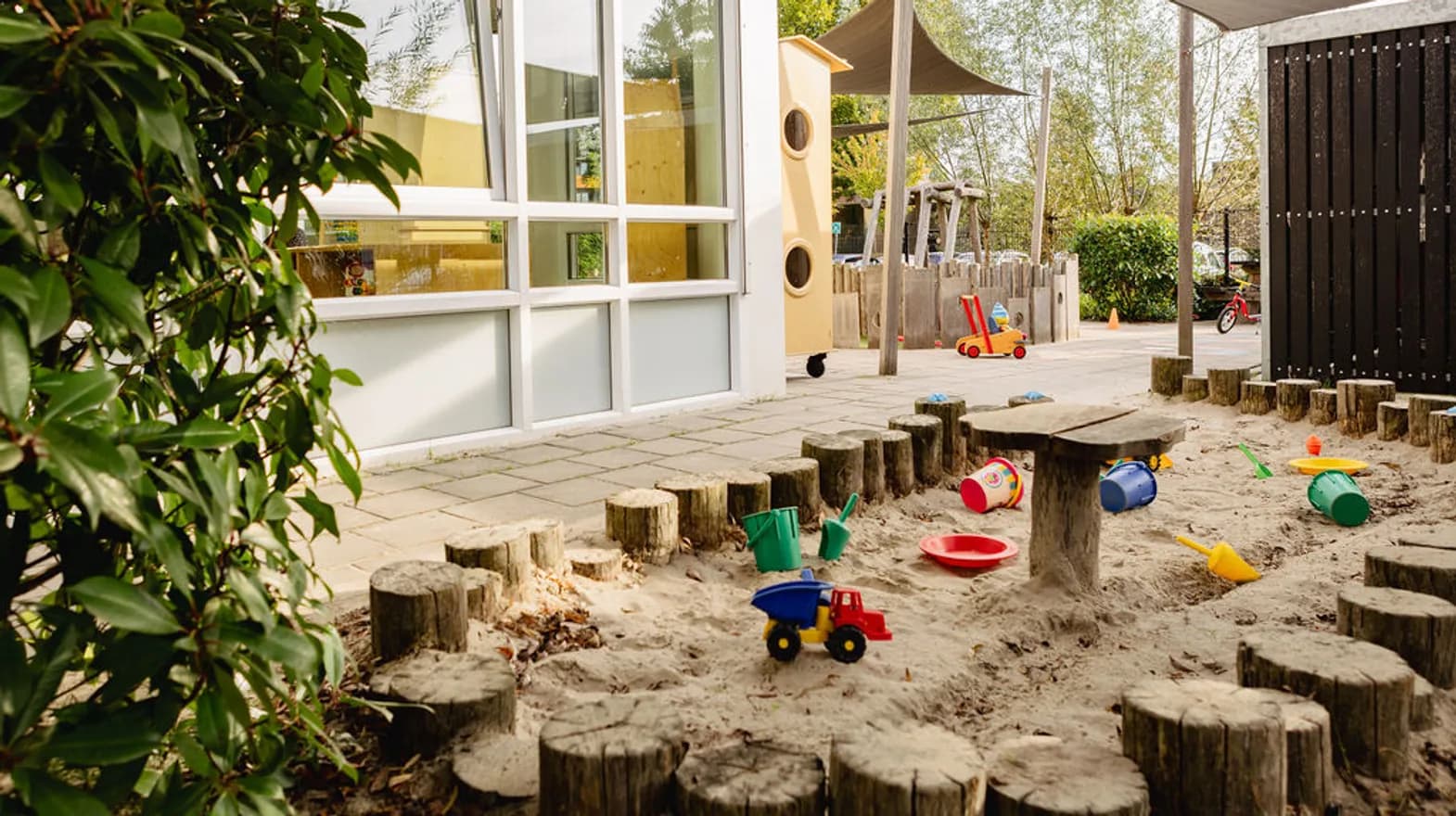 Gebouw met buitenruimte van Peuteropvang Baarn Twinkel bij kinderopvang Kind&co ludens