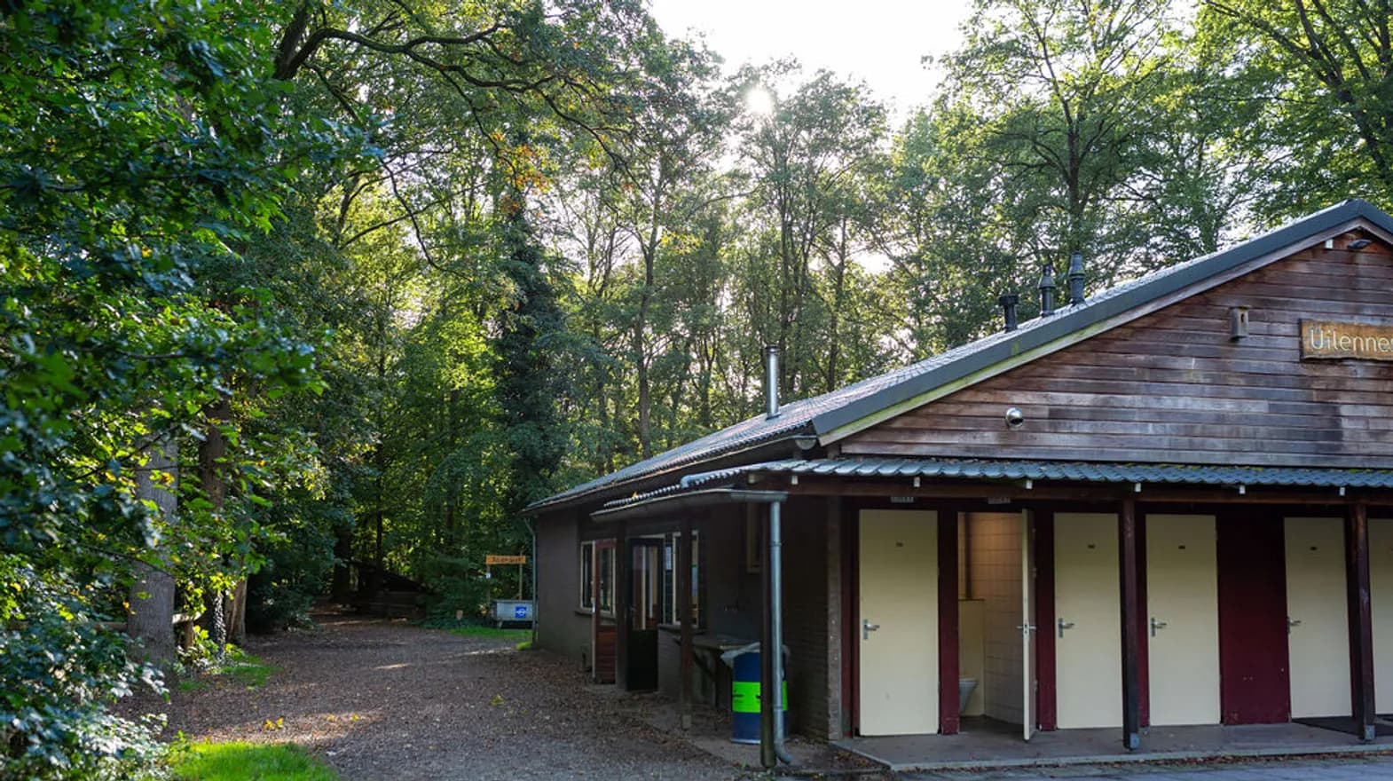 Gebouw en buitenruimte van BSO Scouts Baarn bij kinderopvang Kind&co ludens