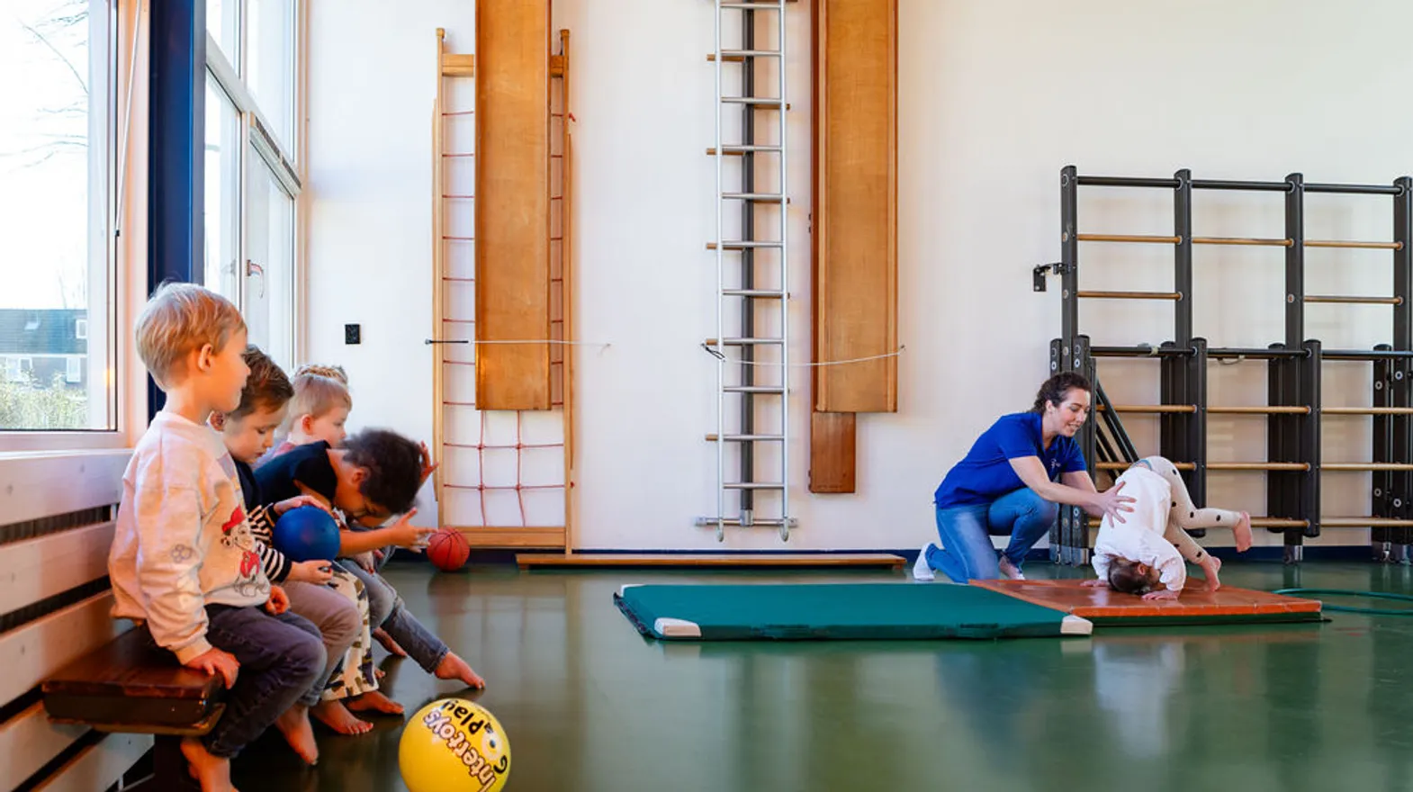 Kinderen in de gymzaal bij Peuteropvang Uilen Kortenhoef van kinderopvang Kind&co ludens