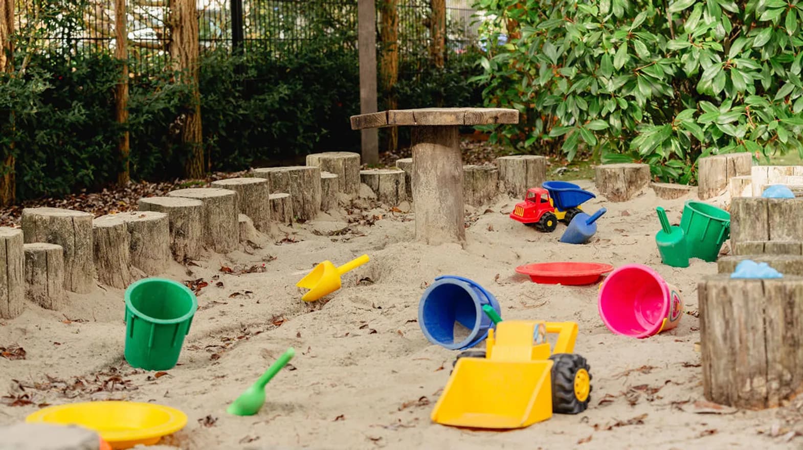 Buitenruimte met zandbak bij Peuteropvang Baarn Twinkel van kinderopvang Kind&co ludens