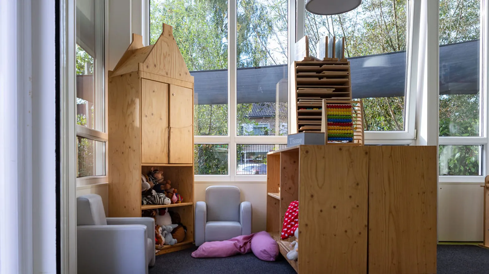 Speelhoek met stoelen bij Kinderdagverblijf Baarn Twinkel van kinderopvang Kind&co ludens