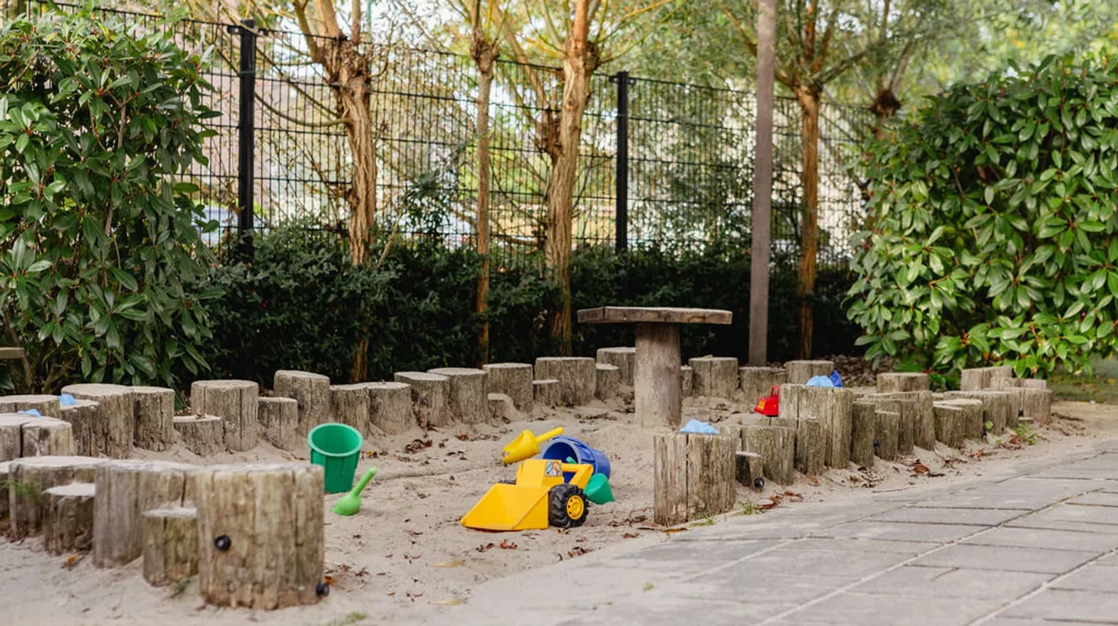 Zandbak in buitenruimte bij Kinderdagverblijf Baarn Twinkel van kinderopvang Kind&co ludens