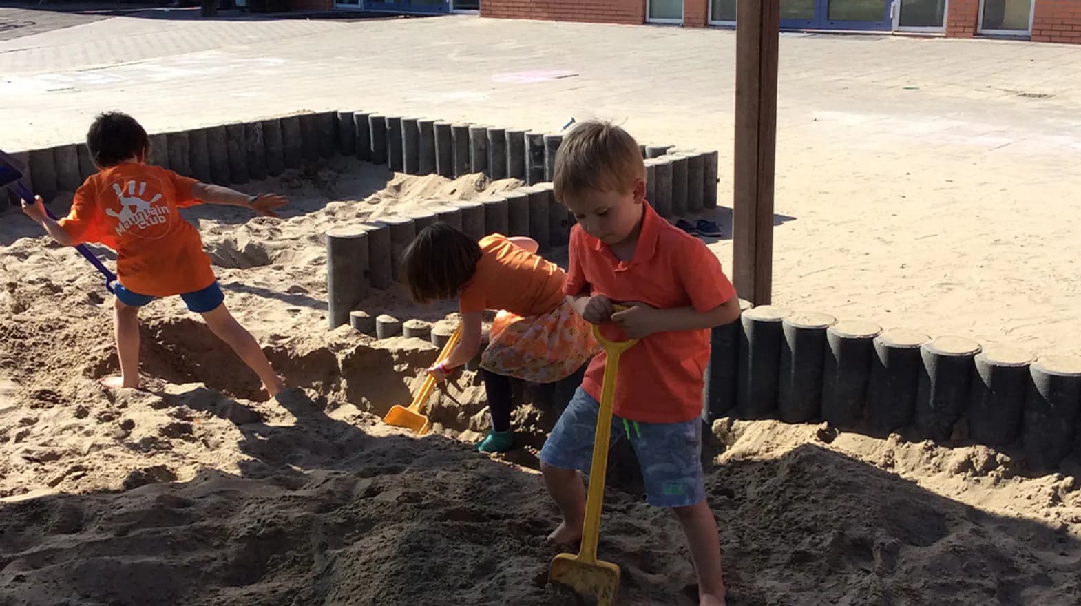 Kinderen in de zandbak bij BSO Piet Mondriaan Abcoude van Kinderopvang Kind&co ludens