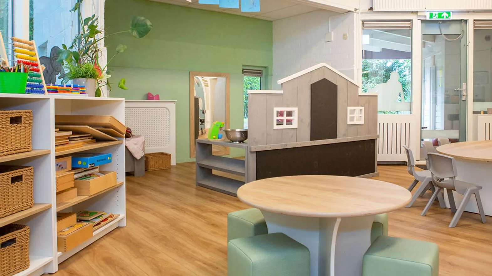 De groepsruimte met huishoek en spelletjeskast bij kinderdagverblijf Het Hummetje, Kind&co ludens