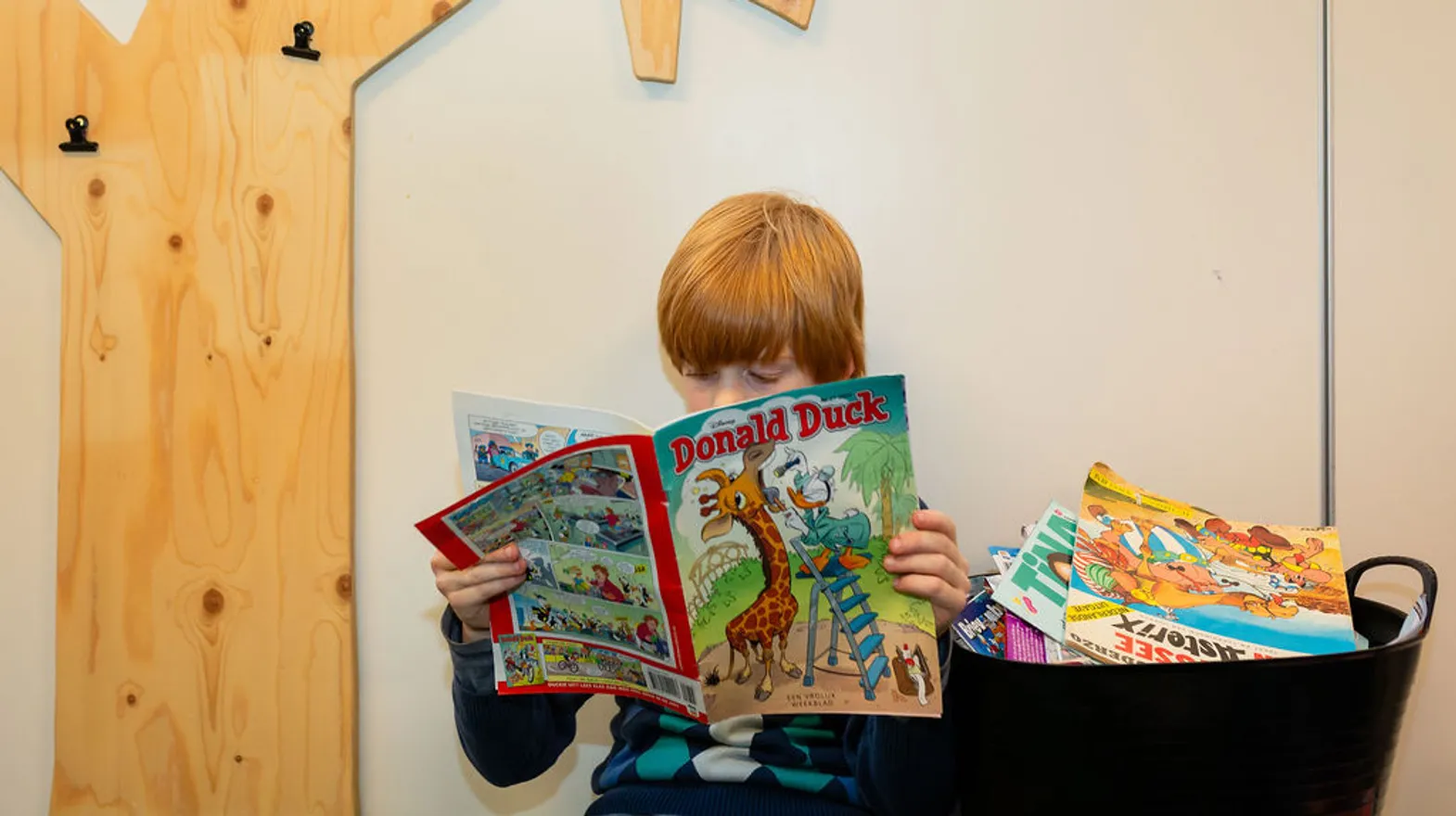 Kind leest boek bij BSO Villa Kinderkeet van kinderopvang Kind&co Ludens