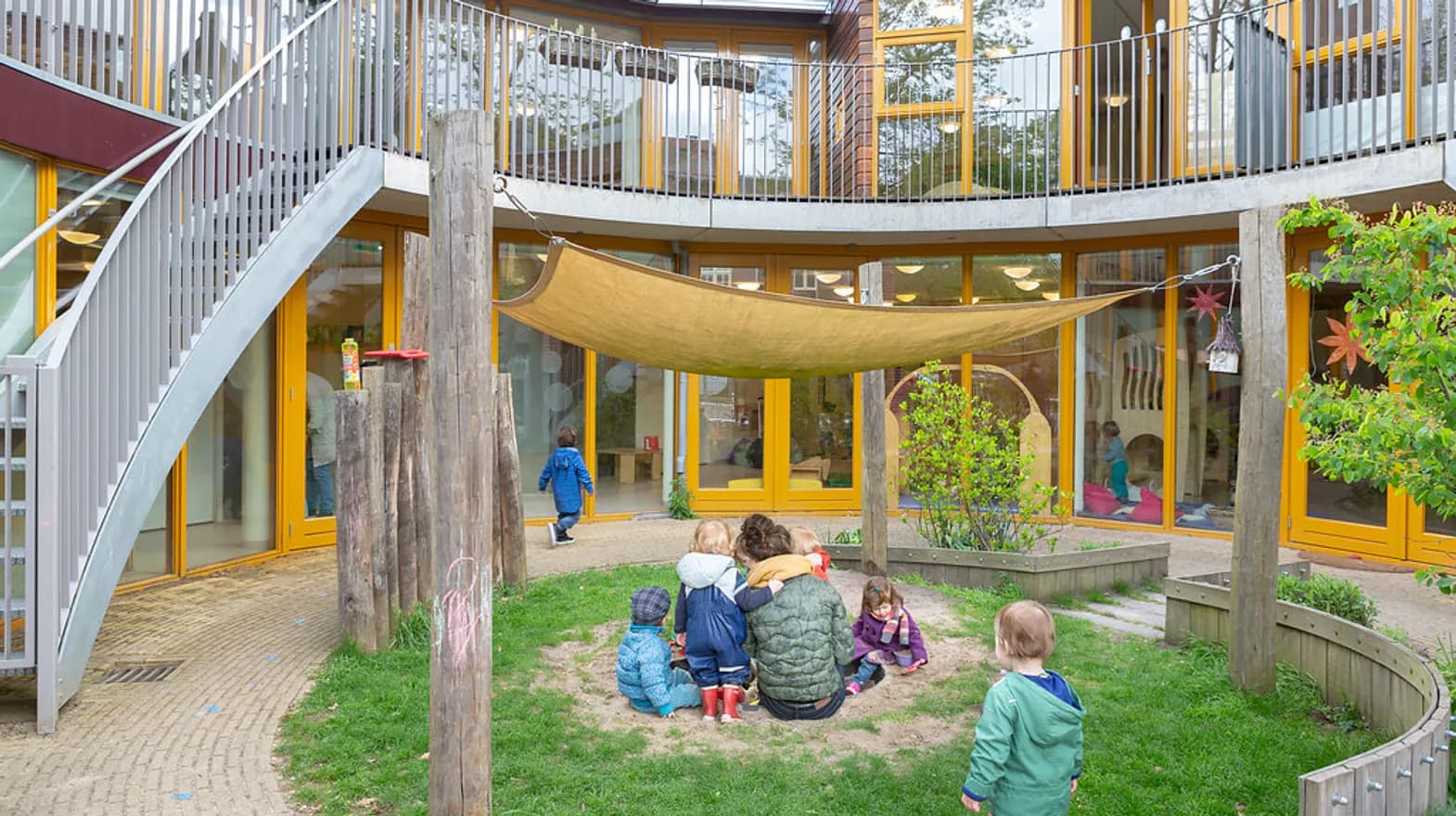 Kinderen spelen in de tuin bij kinderdagverblijf Rozenrood, kinderopvang Kind&co ludens