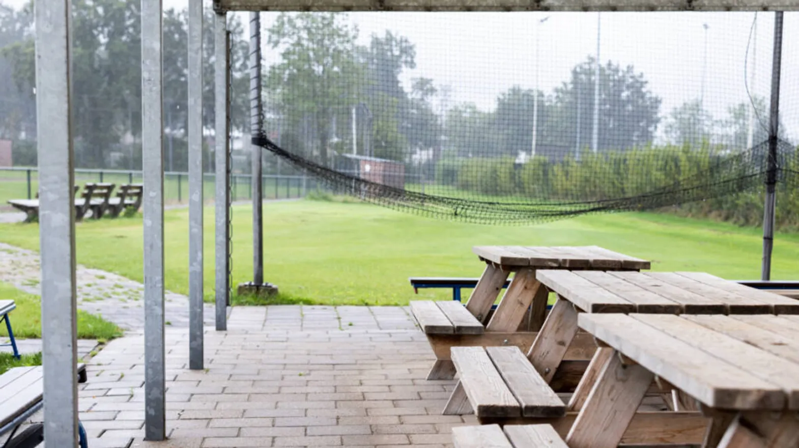 De buitenruimte en het sportveld bij buitenschoolse opvang Homerun, Kind&co ludens