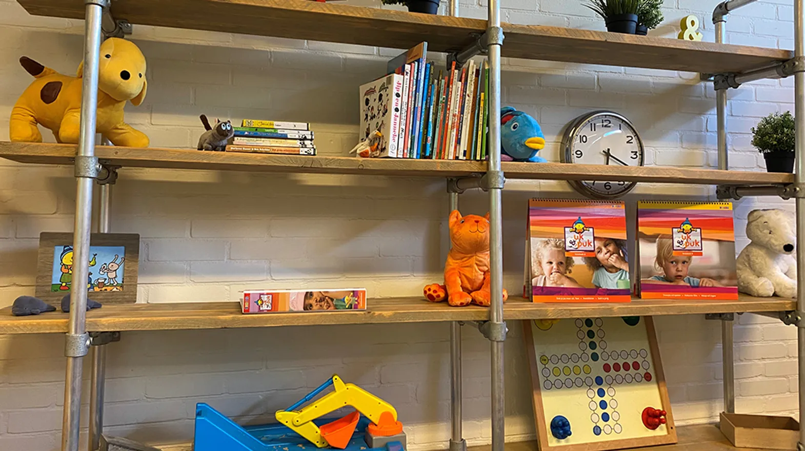 Kast met spelletjes en boeken van Uk en Puk bij Peuteropvang Gouda de Cirkel van kinderopvang Kind&co ludens