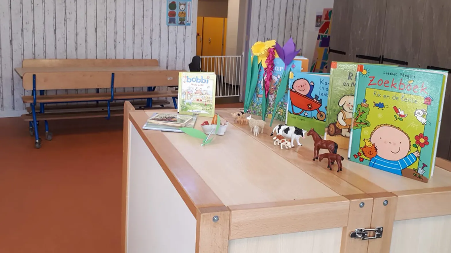 Groepsruimte met toontafel voorleesboeken bij Peuteropvang Woerden Haventje van kinderopvang Kind&co ludens