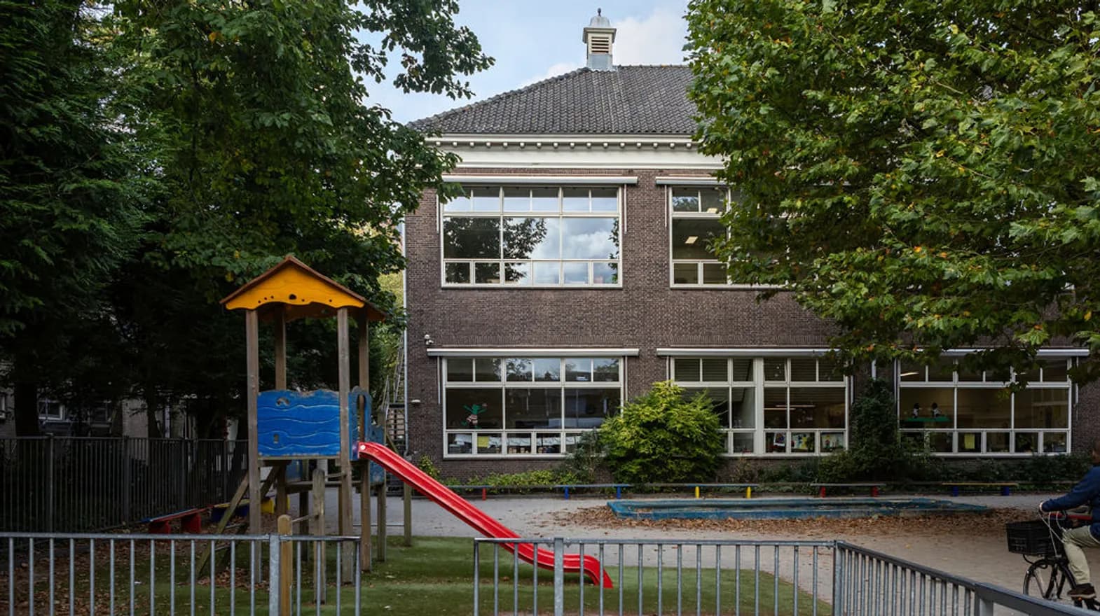 Gebouw met buitenruimte van BSO Podium Baarn bij kinderopvang Kind&co ludens