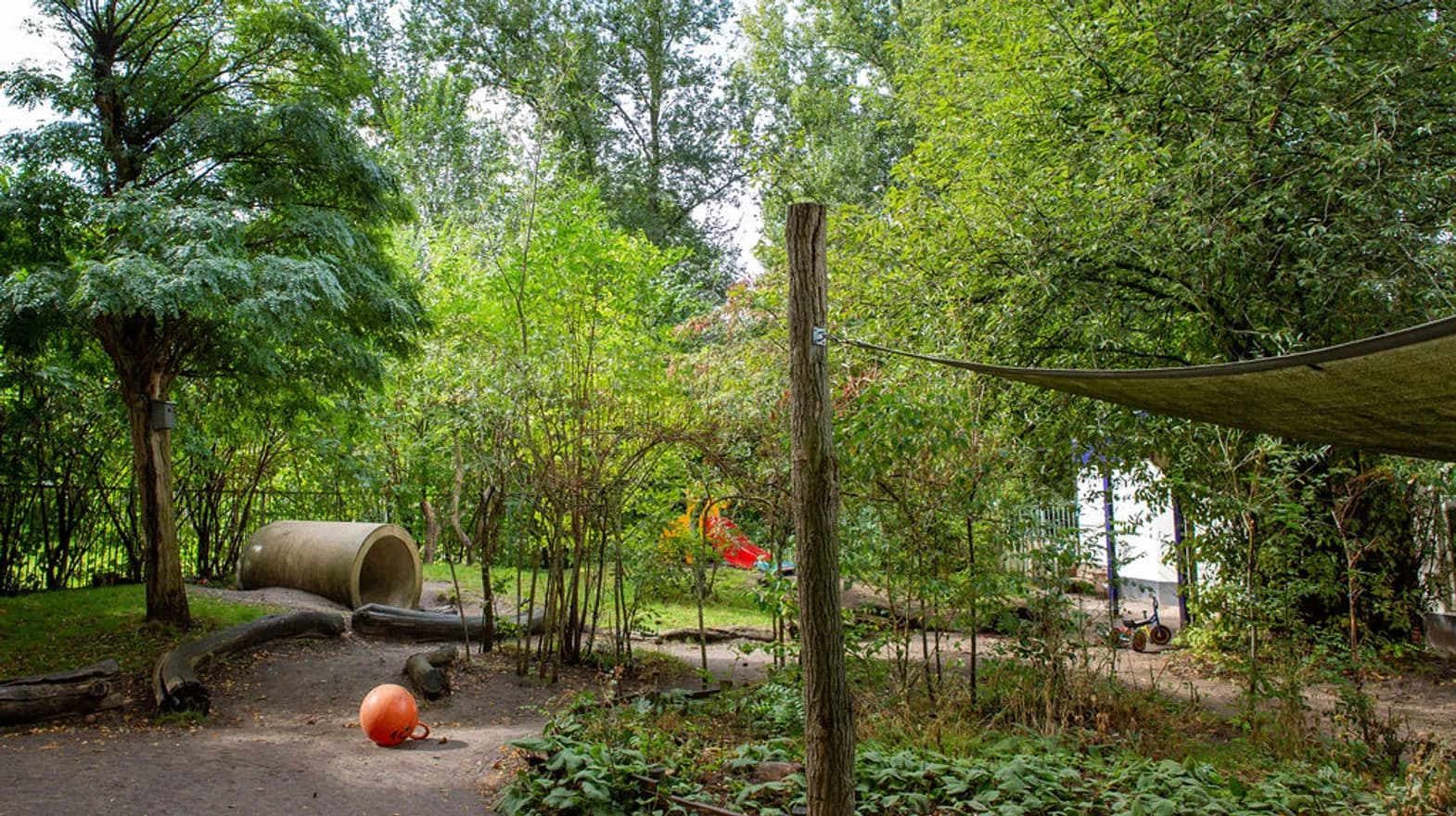 De buitenruimte van kinderdagverblijf Hummeltje, Kind&co ludens