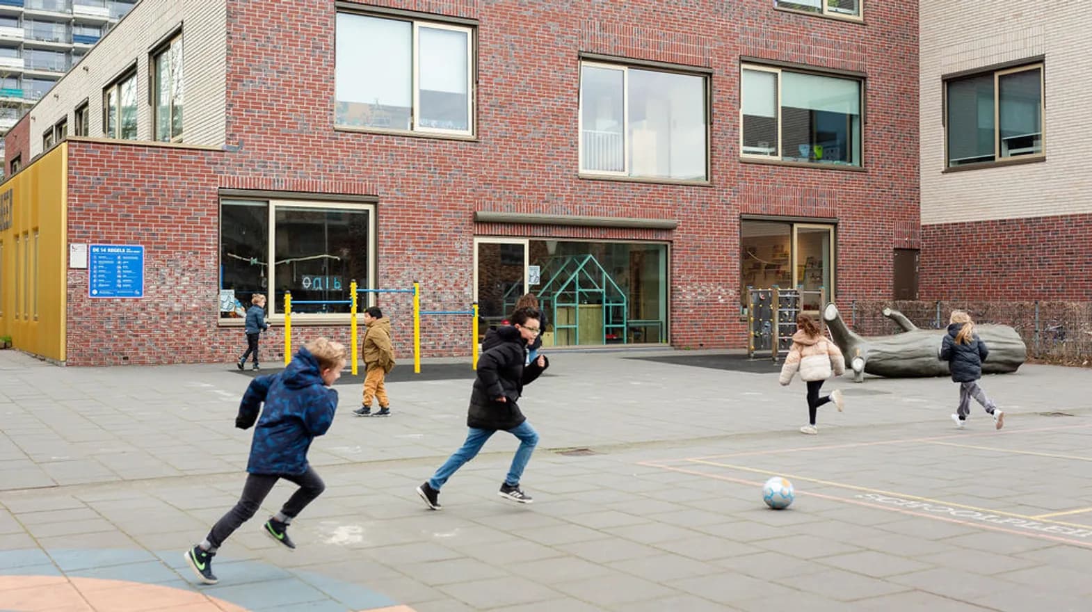 Kinderen spelen buiten bij buitenschoolse opvang Grote Beer, kinderopvang Kind&co Ludens