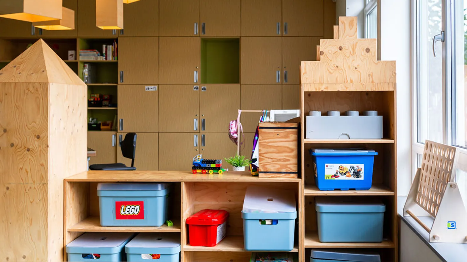 Kast met speelgoed bij BSO Noorderlicht Baarn van kinderopvang Kind&co ludens