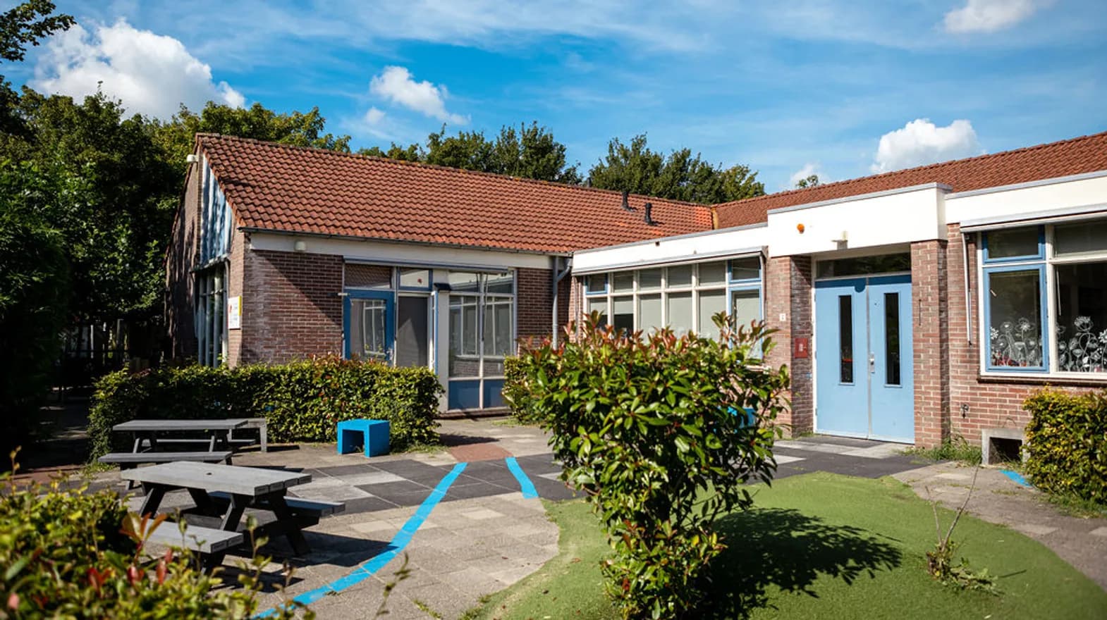 Gebouw met buitenruimte bij KDV Wilnis Ministek van kinderopvang Kind&co ludens