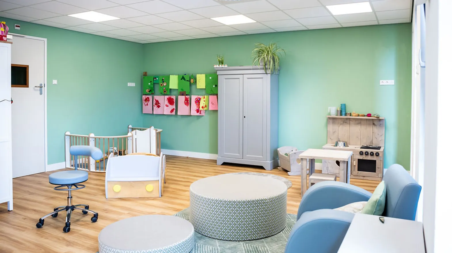 De groepsruimte met huishoek en babyhoek van kinderdagverblijf Aspelin, kinderopvang Kind&co ludens