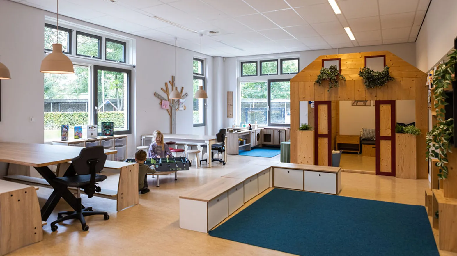 Kinderen aan het spelen in de speelruimte van BSO Orangerie Baarn bij Kinderopvang Kind&co ludens