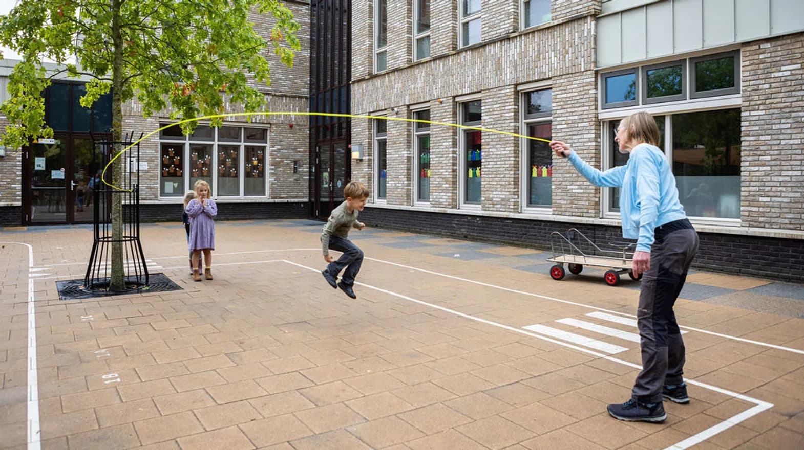 Kinderen springen touwtje bij BSO Orangerie Baarn van Kinderopvang Kind&co ludens