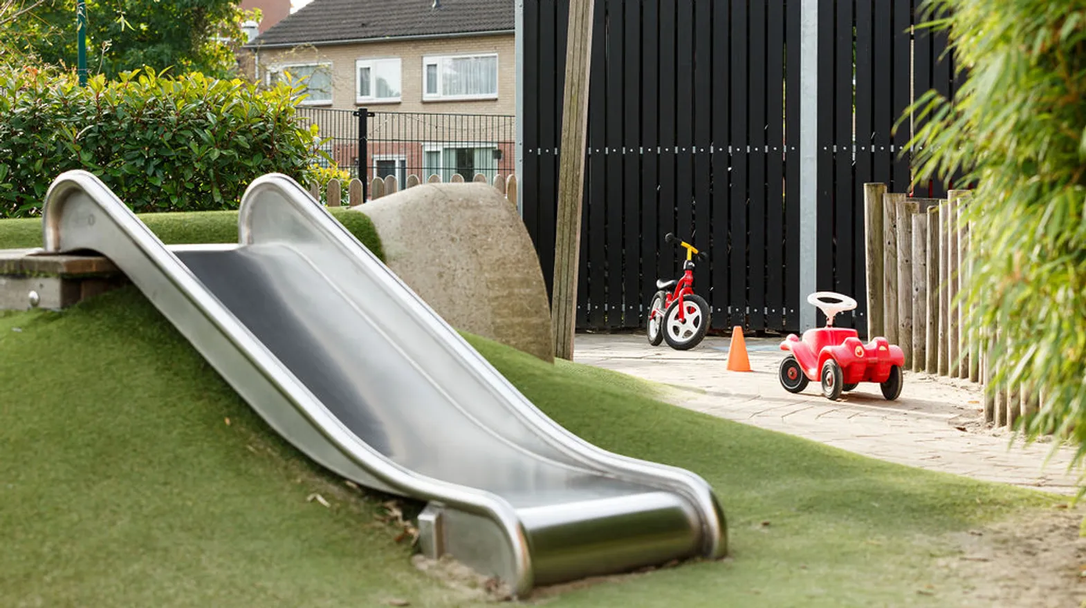 Glijbaan in de buitenruimte bij Kinderdagverblijf Baarn Twinkel van kinderopvang Kind&co ludens