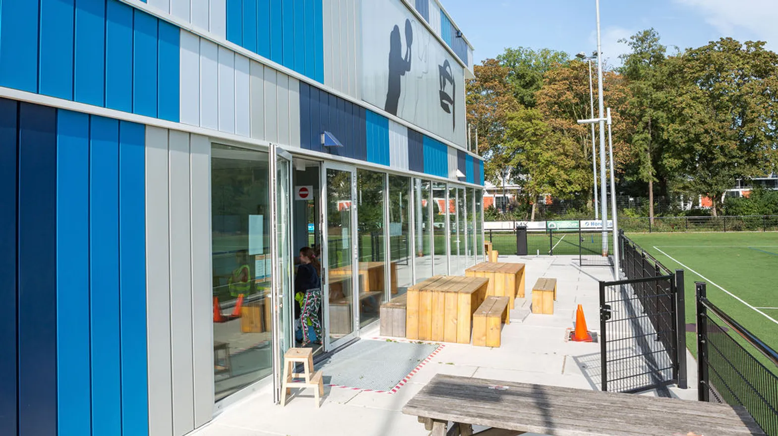Tafels en banken buiten bij buitenschoolse opvang Synergo, Kind&co ludens