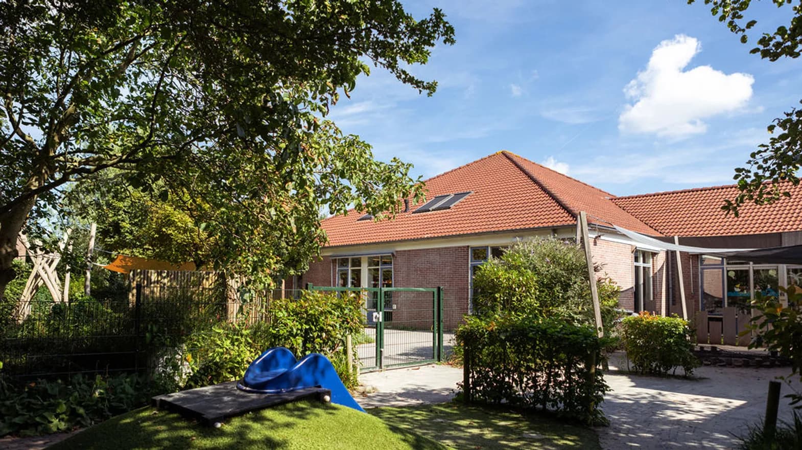 Gebouw met buitenruimte bij KDV Wilnis Ministek van kinderopvang Kind&co ludens