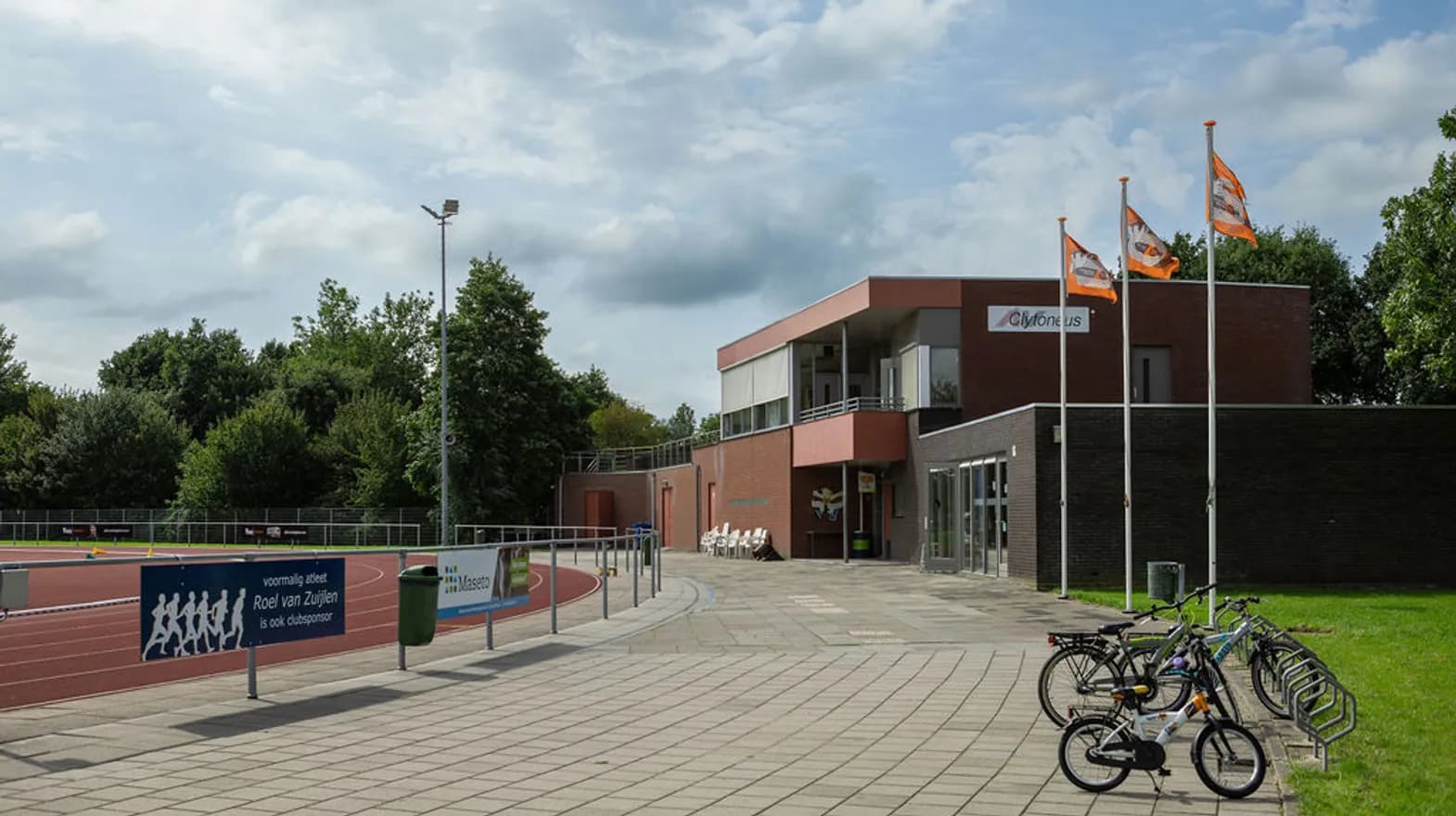 Het pand en de atletiekbaan van buitenschoolse opvang Asterix en Obelix, kinderopvang Kind&co Ludens