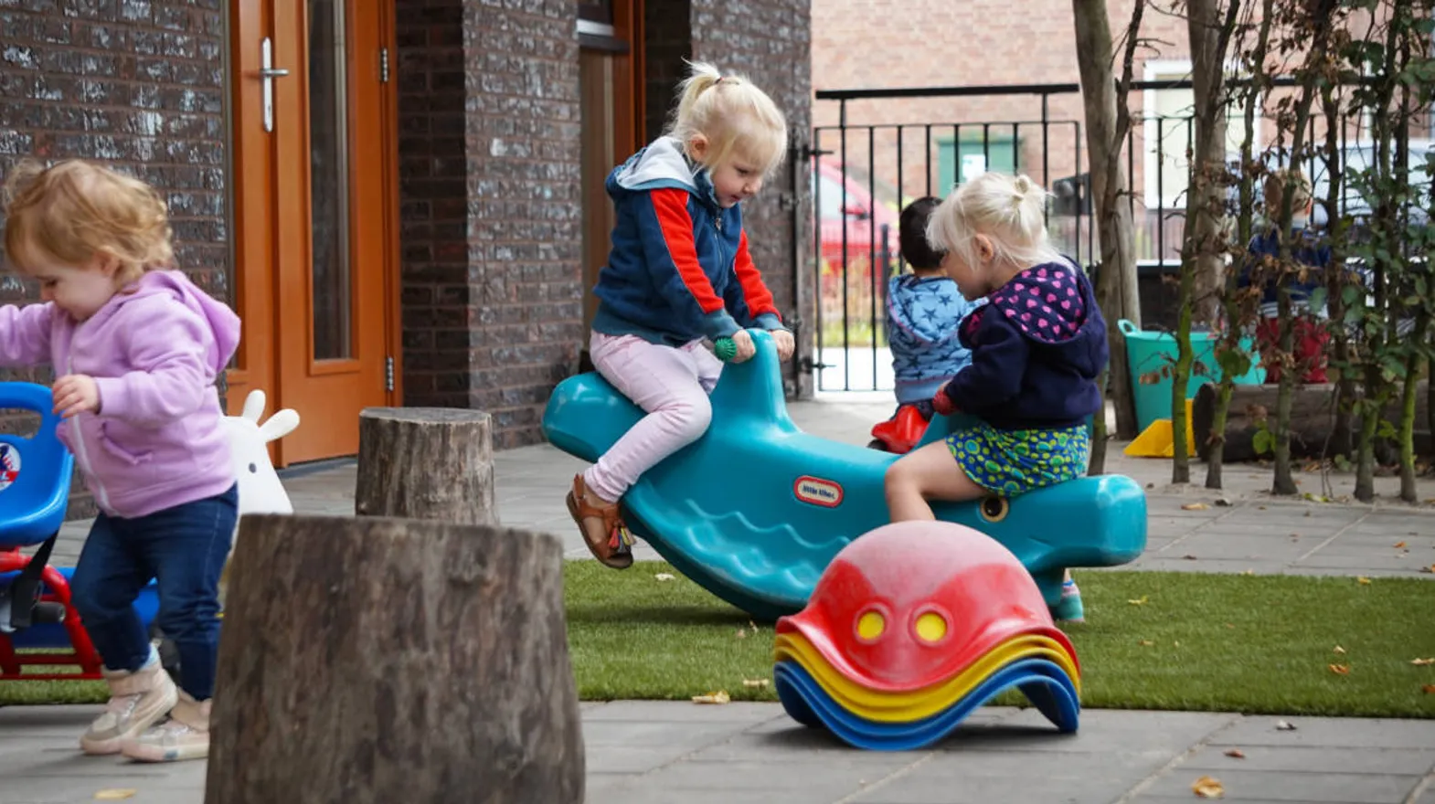Kinderen spelen in de buitenruimte bij Kinderdagverblijf Weesp Speelrijk van kinderopvang Kind&co ludens
