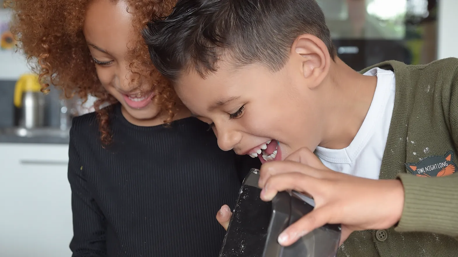 Kinderen van de BSO bakken samen een taart bij kinderopvang Kind&co ludens