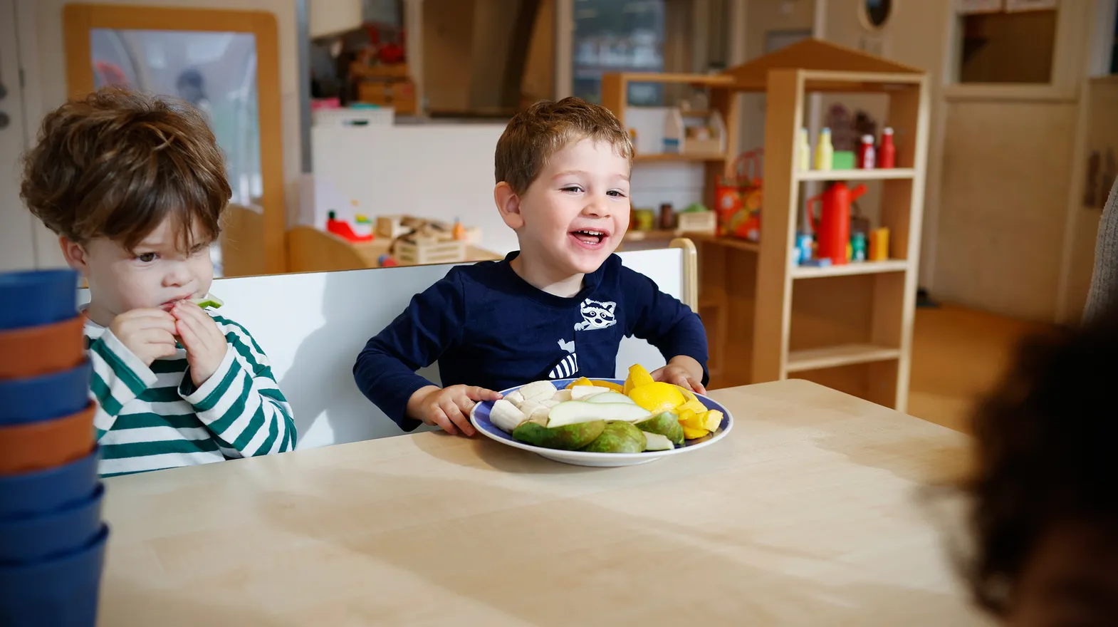 Kinderen gaan samen eten bij kinderopvang Kind&co ludens