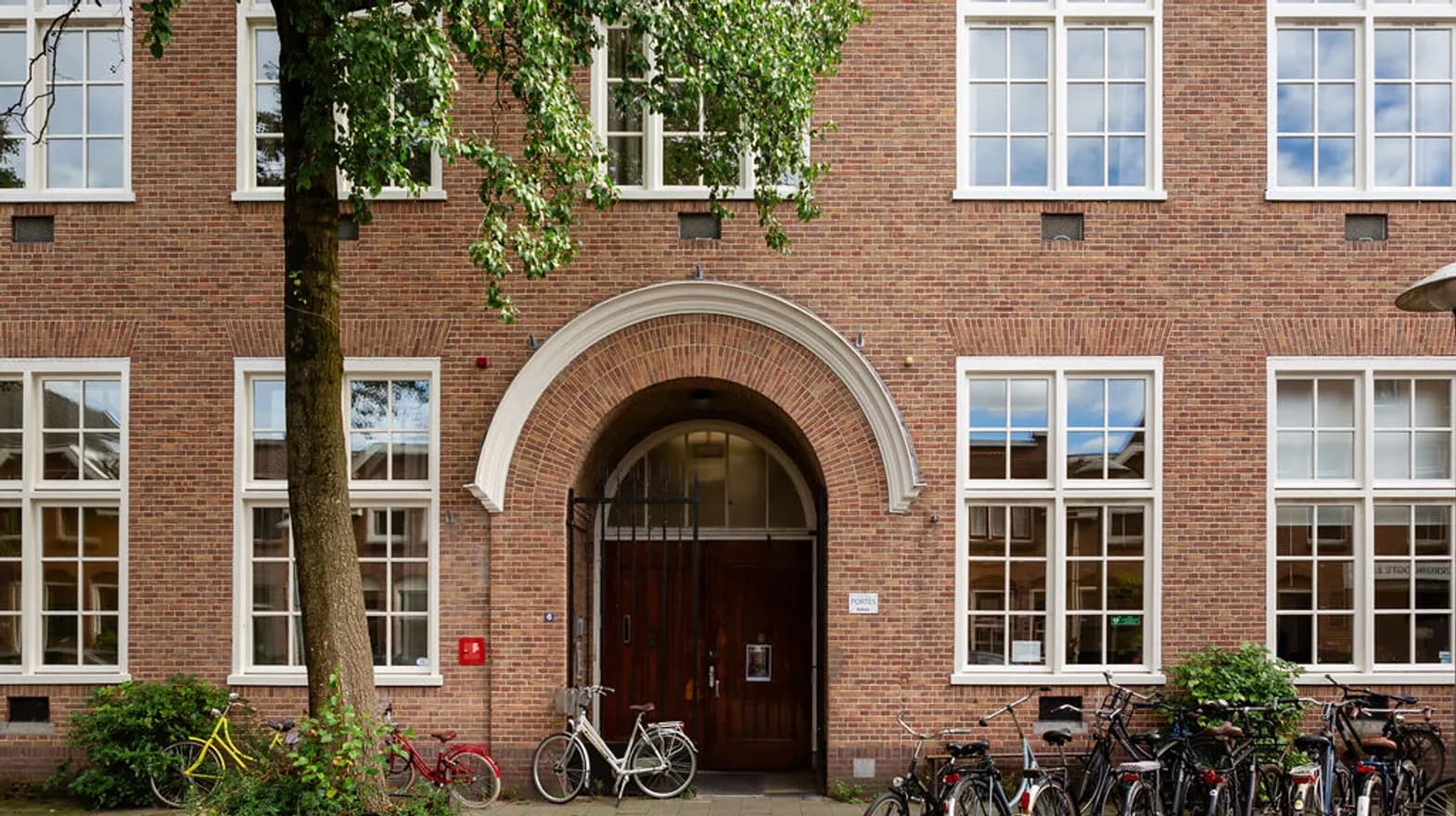 De ingang van buitenschoolse opvang Rosa bij kinderopvang Kind&co Ludens