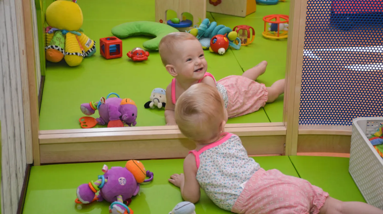 Kind aan het spelen bij de spiegel bij kinderdagverblijf Woerden Klavertje Vier van kinderopvang Kind&co ludens
