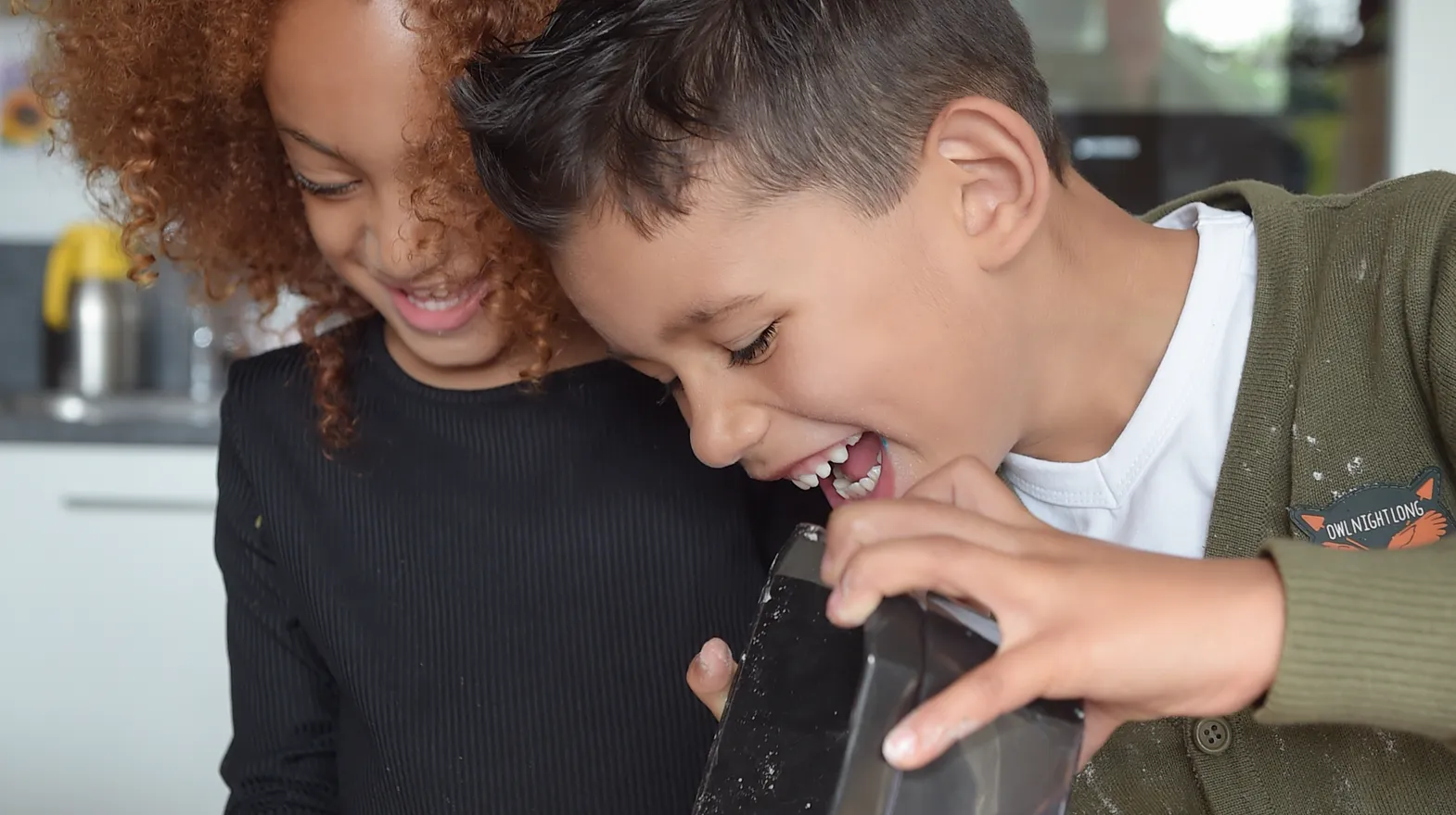 Kinderen van de BSO bakken samen een taart bij kinderopvang Kind&co ludens
