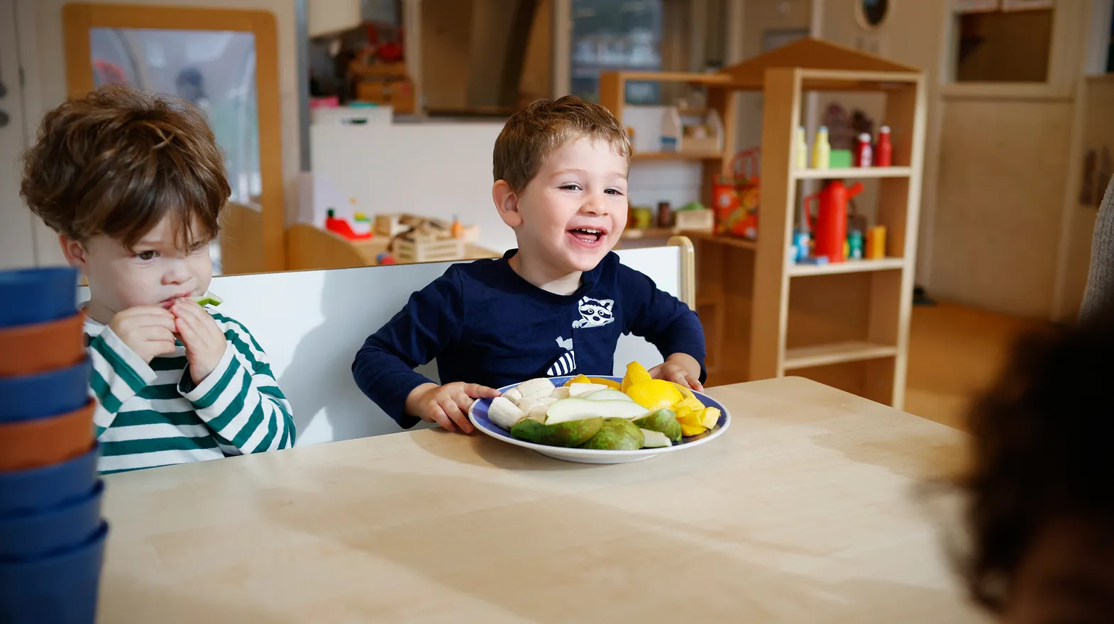Kinderen gaan samen eten bij kinderopvang Kind&co ludens
