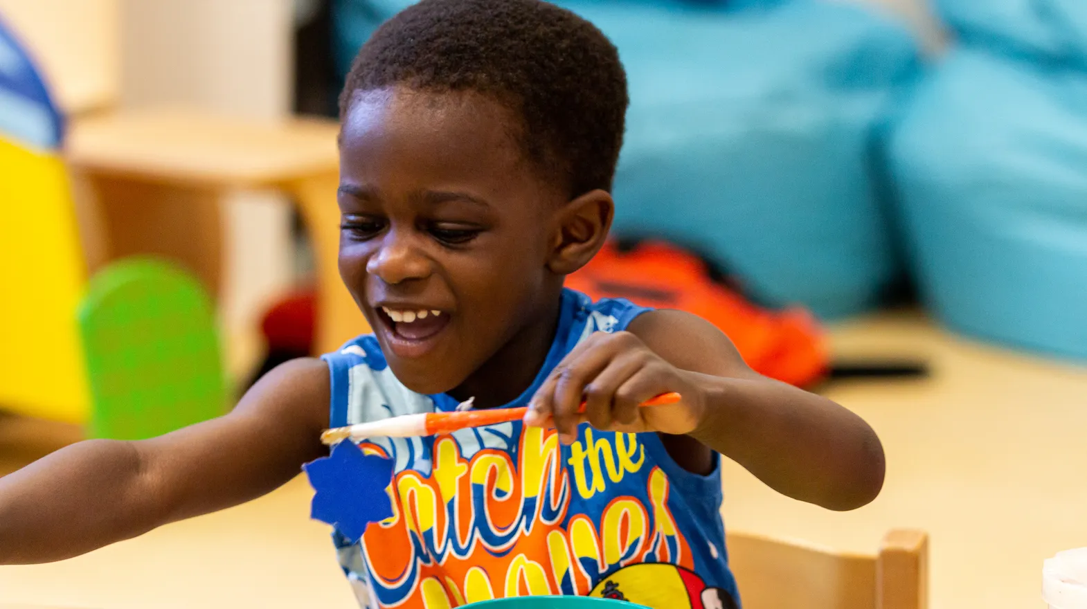 Kind op de peutergroep knutselt met lijm bij kinderopvang Kind&co ludens