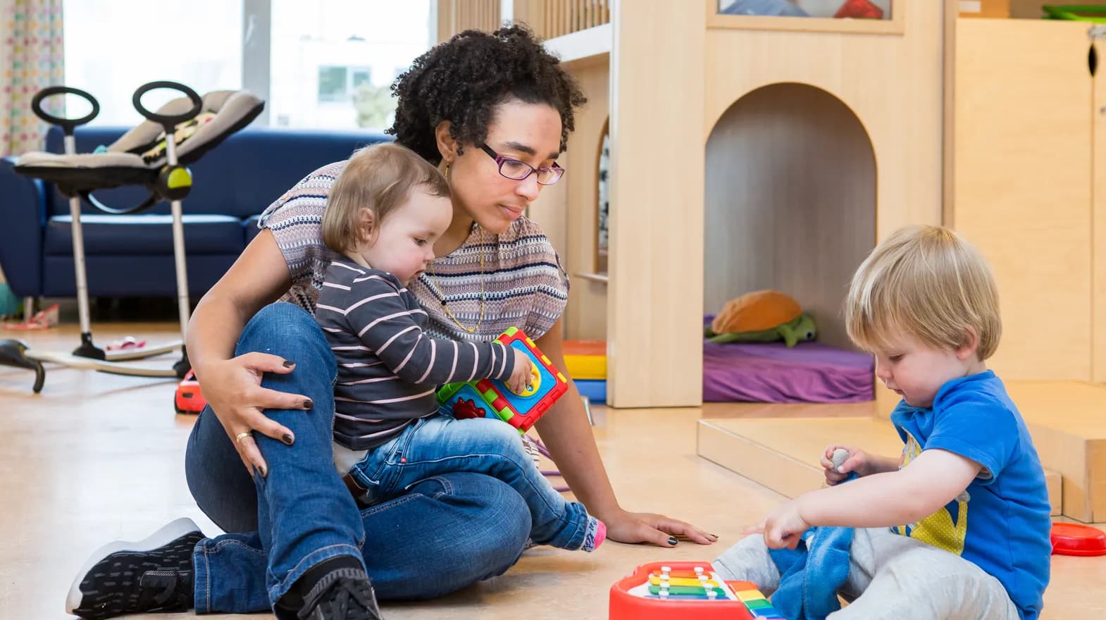 Kinderen spelen samen onder begeleiding van een pedagogisch medewerker bij kinderopvang Kind&co ludens