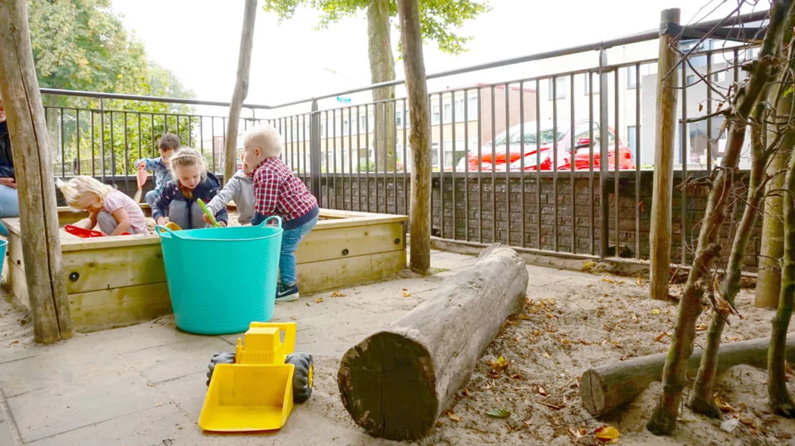 Kinderen buiten in de zandbak bij Kinderdagverblijf Weesp Speelrijk van kinderopvang Kind&co ludens