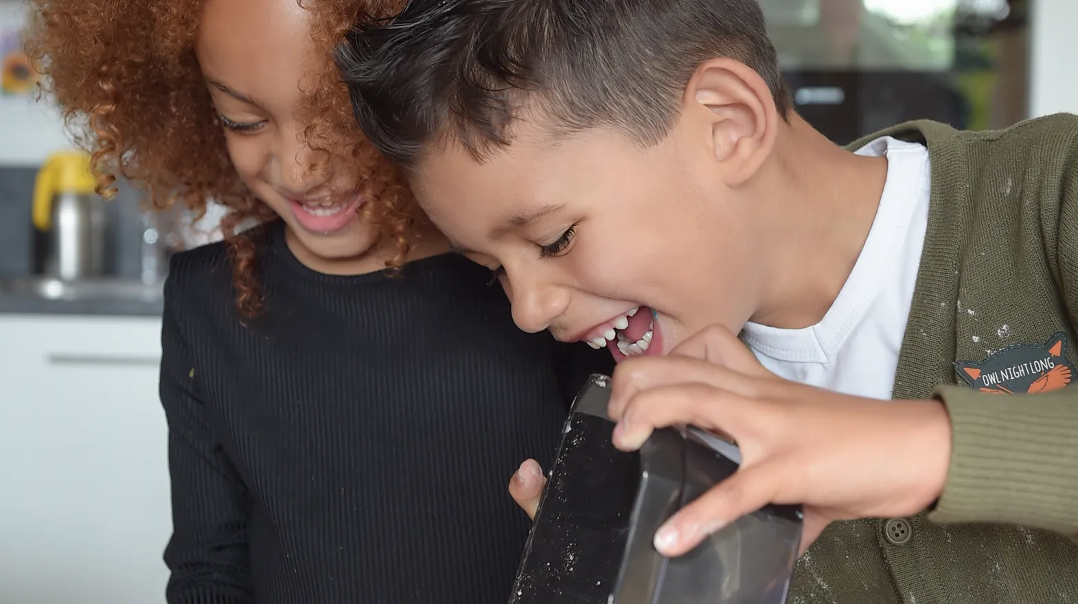 Kinderen van de BSO bakken samen een taart bij kinderopvang Kind&co ludens