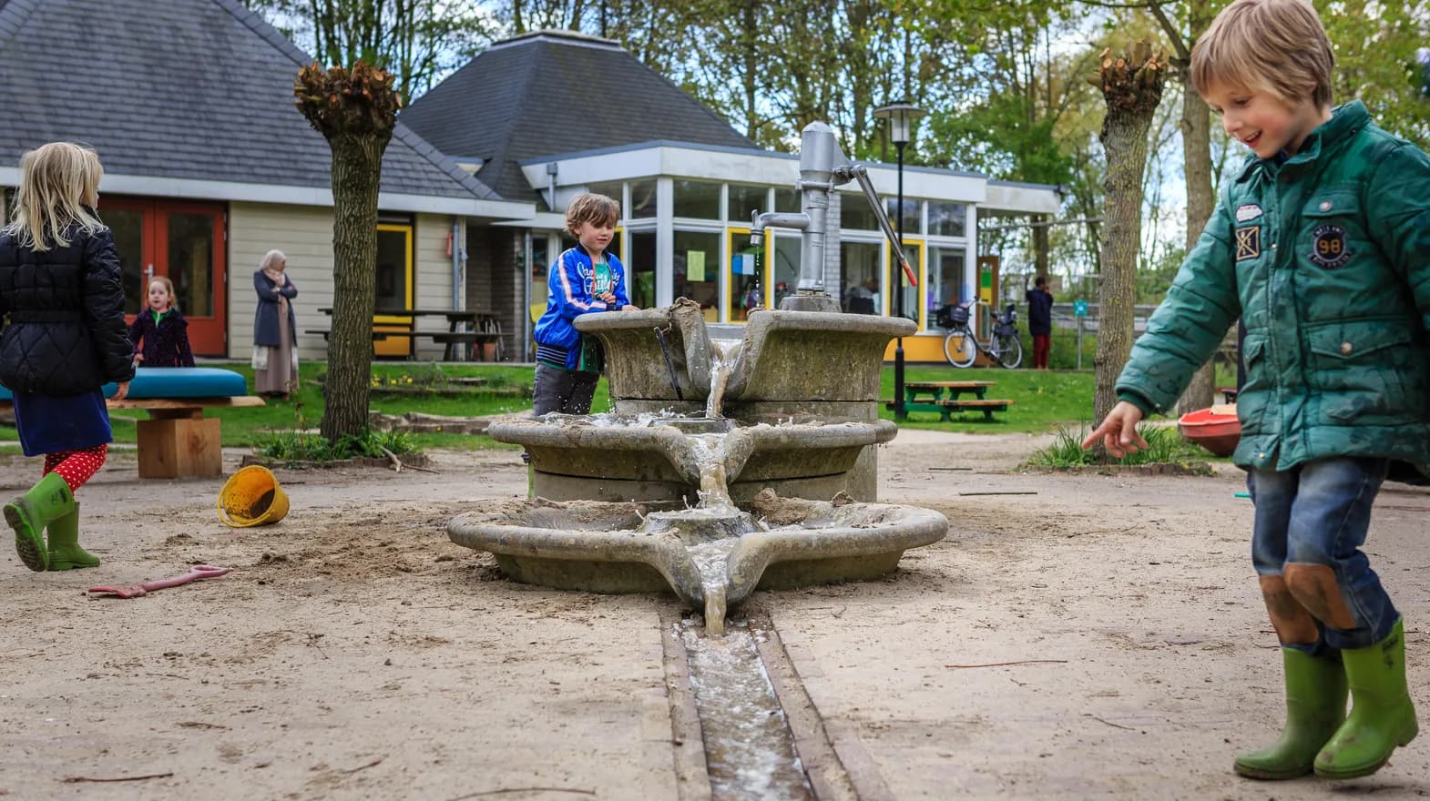 Kinderen spelen buiten met water bij BSO Utrecht Maan van kinderopvang Kind&co ludens