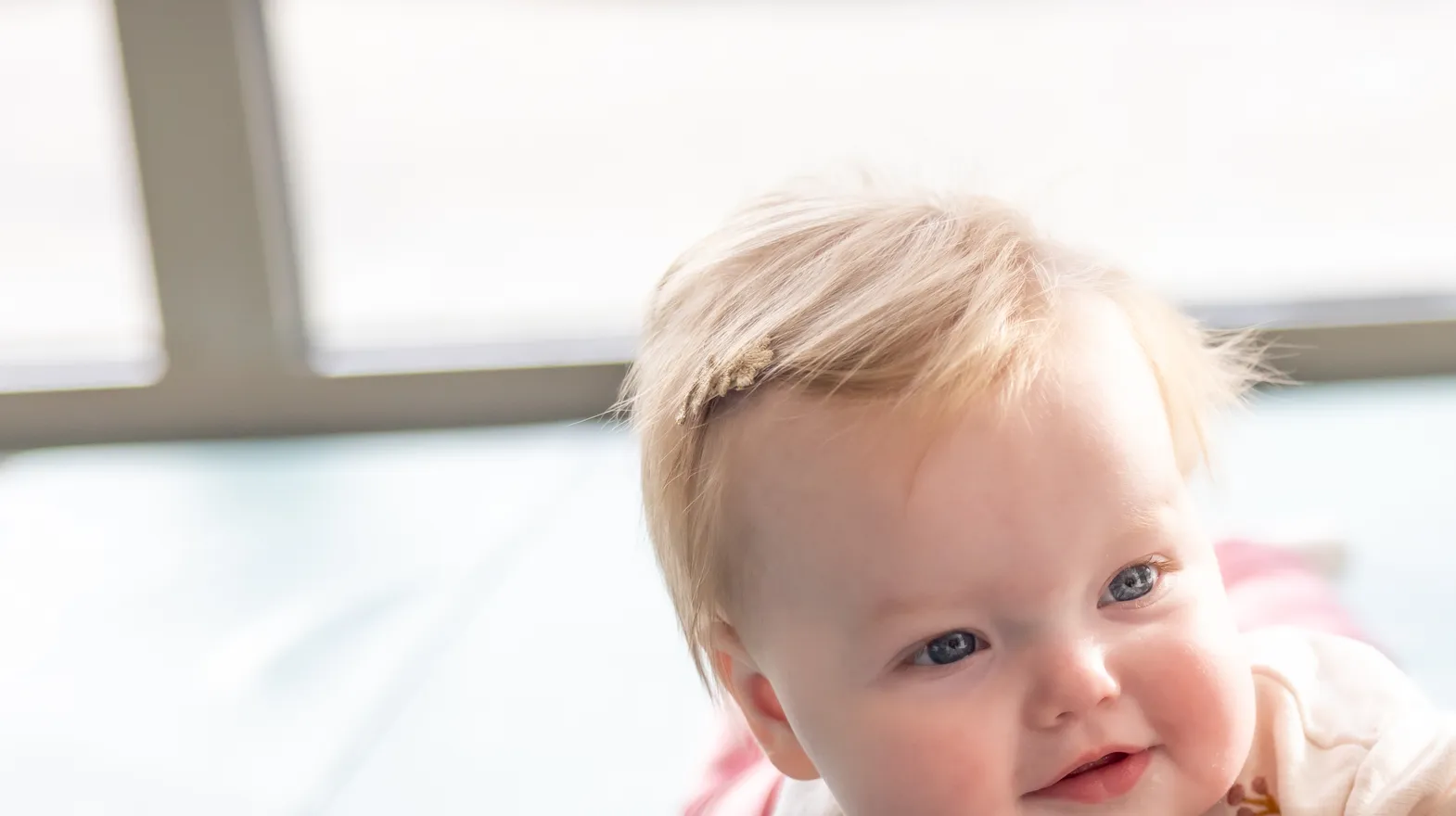 Baby speelt met houten speelgoed poppetjes bij gastouder van kinderopvang Kind&co ludens