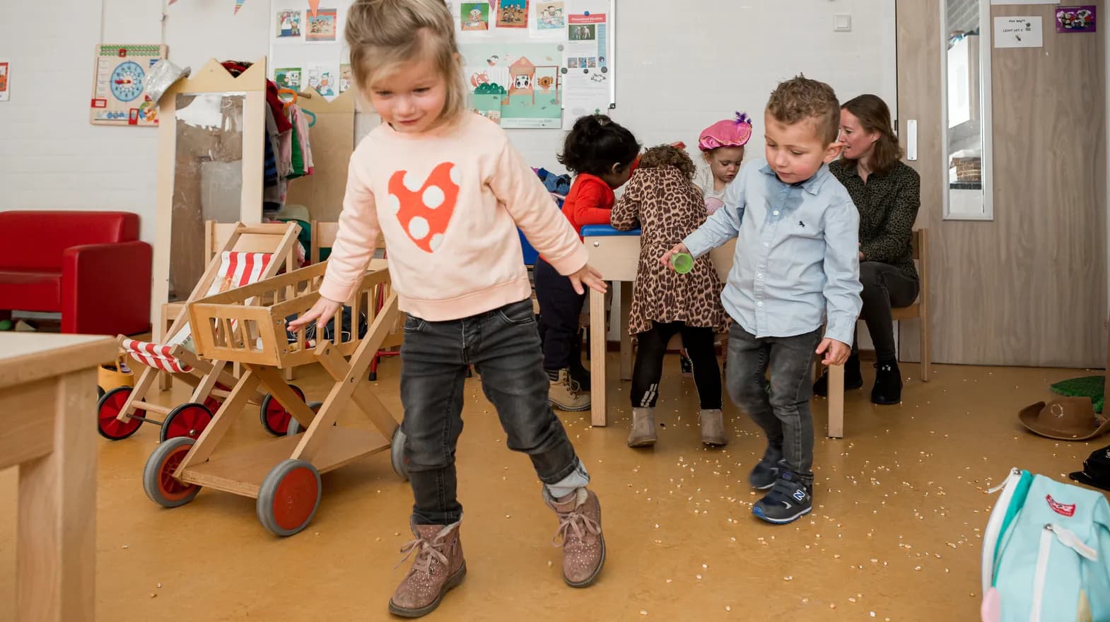 Kinderen van de peutergroep spelen samen met rijst bij kinderopvang Kind&co ludens