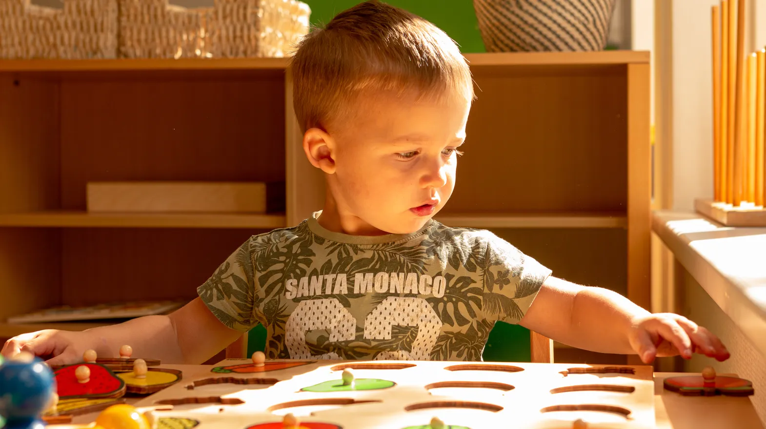 Kind legt een puzzel bij Peuteropvang Het Margrietje Utrecht van kinderopvang Kind&co ludens