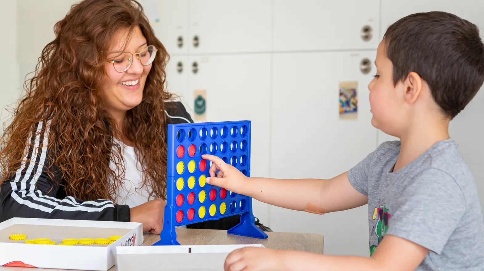 Kind speelt samen met een pedagogisch medewerker een spel bij kinderopvang Kind&co ludens
