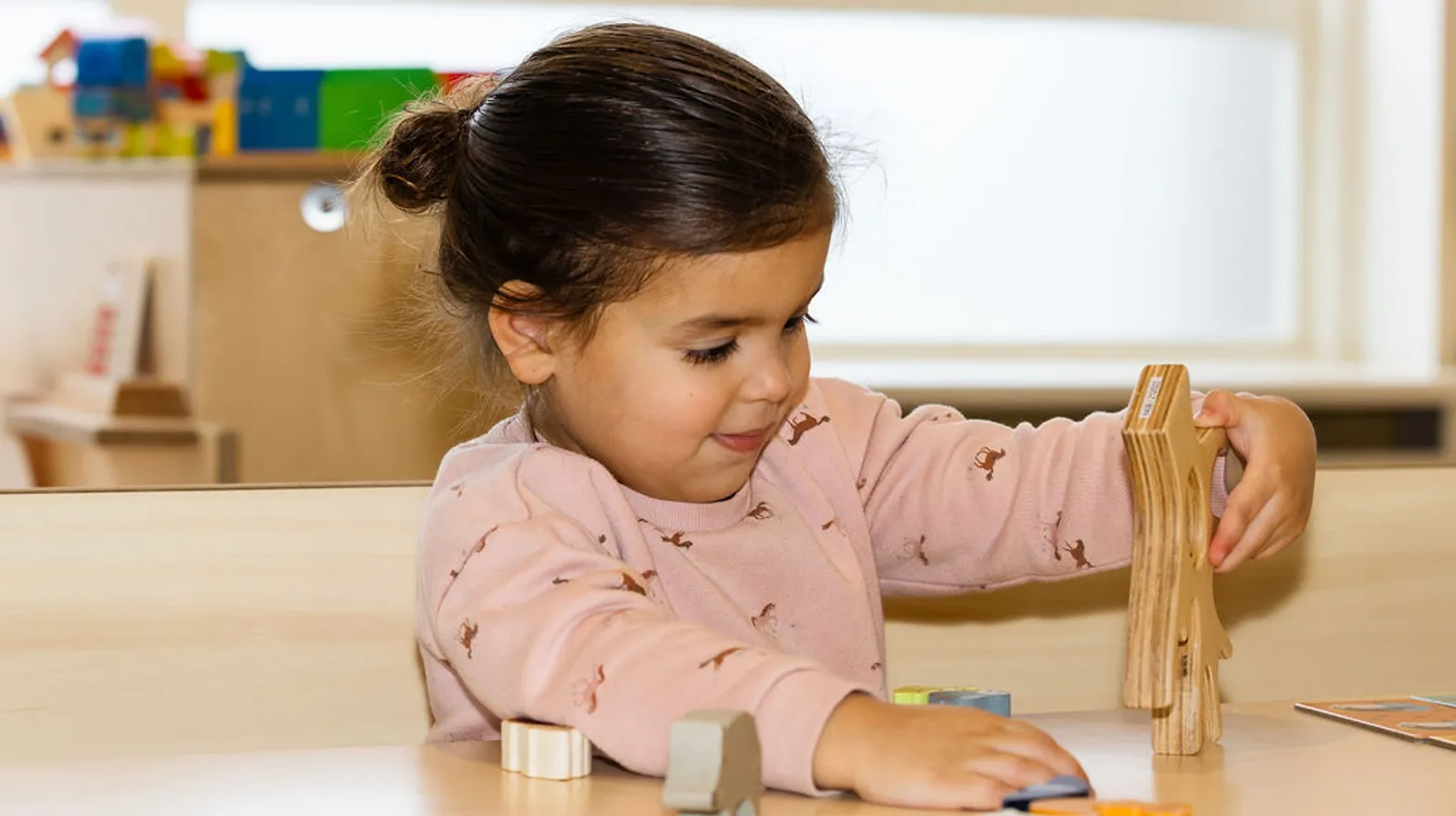 Kind speelt aan tafel bij Peuteropvang Villa Kapitein Ouderkerk ad Amstel van kinderopvang Kind&co ludens