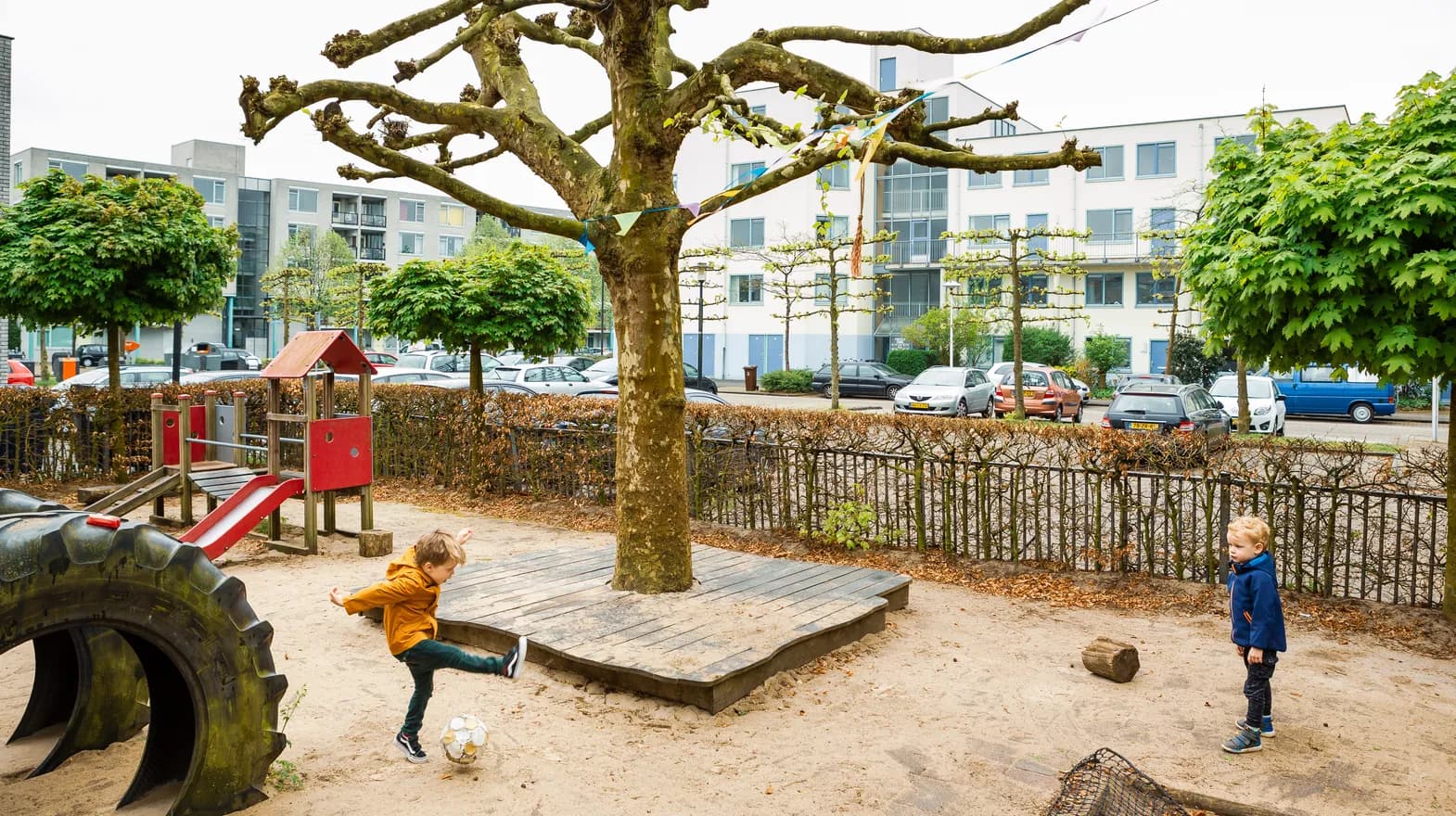 Kinderen voetballen in de tuin van kinderdagverblijf Villa Kakelbont, kinderopvang Kind&co ludens